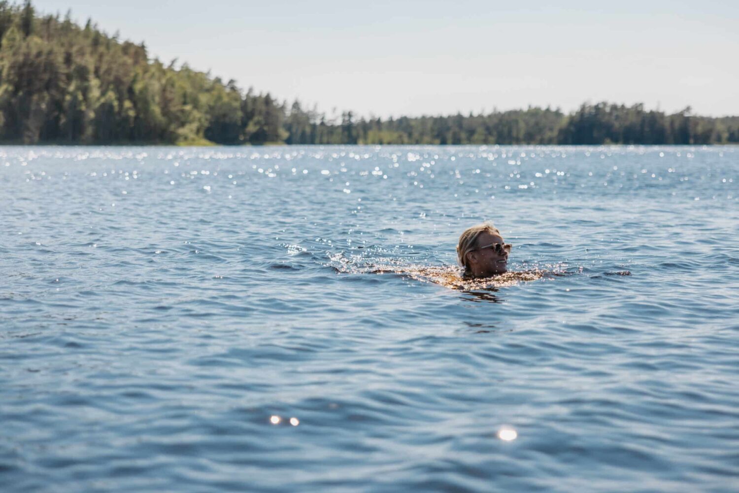kvinna badar vesljungasjön